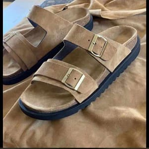 Lion Brown Suede Buckle Betula Pams